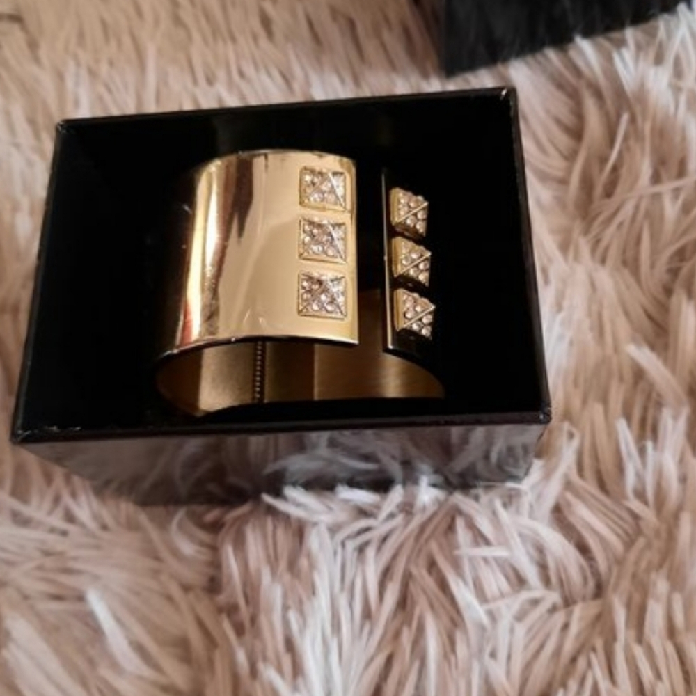 BNWT Victoria's Secret Hinged Jeweled Bracelet!